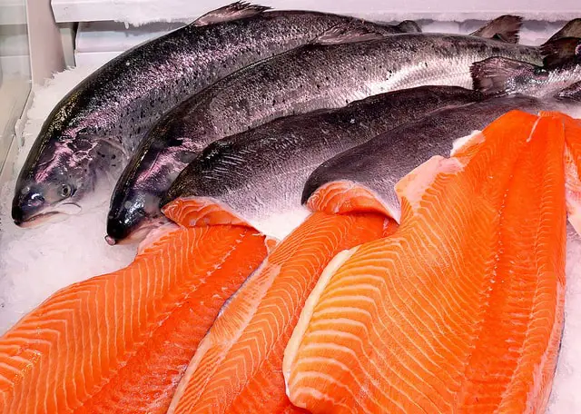 Alimente care scad tensiunea - Somonul, macroul și alti pești bogați în omega-3